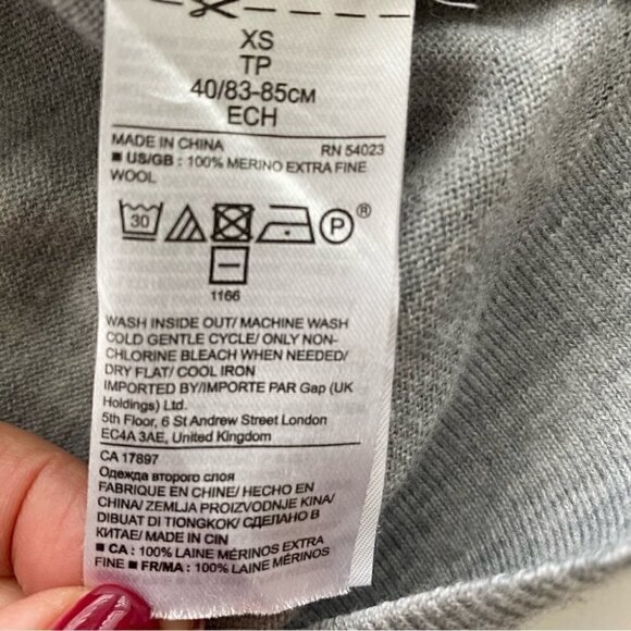 Banana Republic sweater with v-neck and long  sleeves in 💯 merino wool - Picture 8 of 10